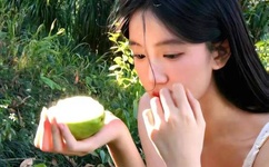 一边亲着一面膜胸口的长视频